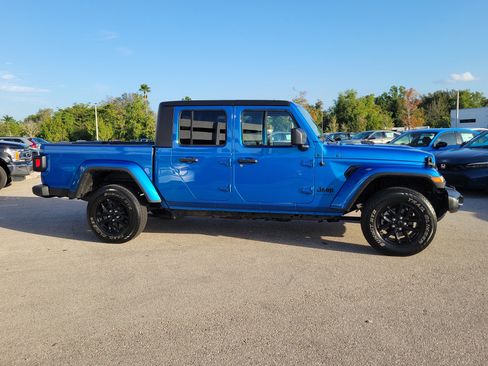 Used 2022 Jeep Gladiator Sport image 3