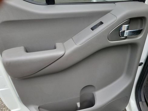 Used 2014 Nissan Frontier SV image 8