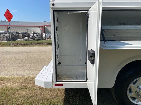 Used 2017 Ford E-350 and Econoline 350 Super Duty RWD image 17