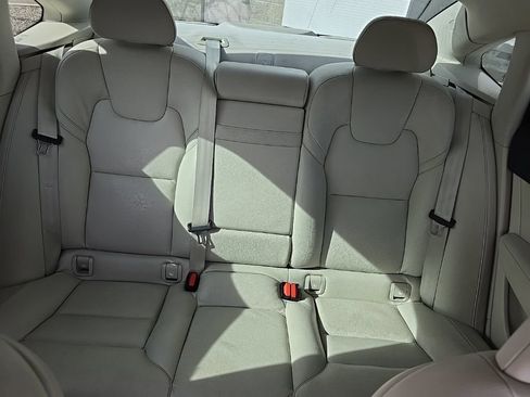 Used 2017 Volvo S90 T6 Momentum w/ Vision Package image 10