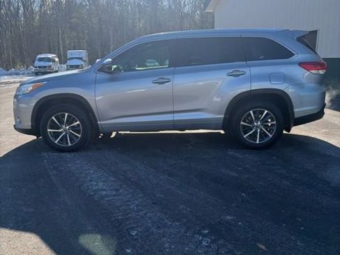 Used 2017 Toyota Highlander XLE image 2