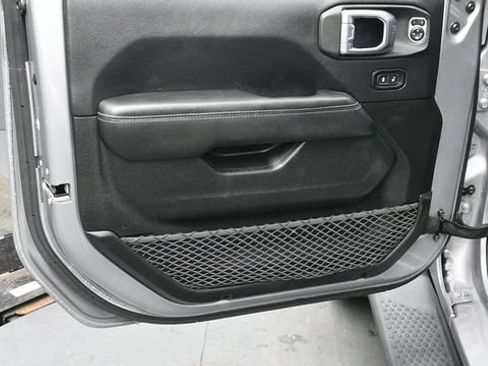 Used 2018 Jeep Wrangler Unlimited Sahara AWD/4WD image 16