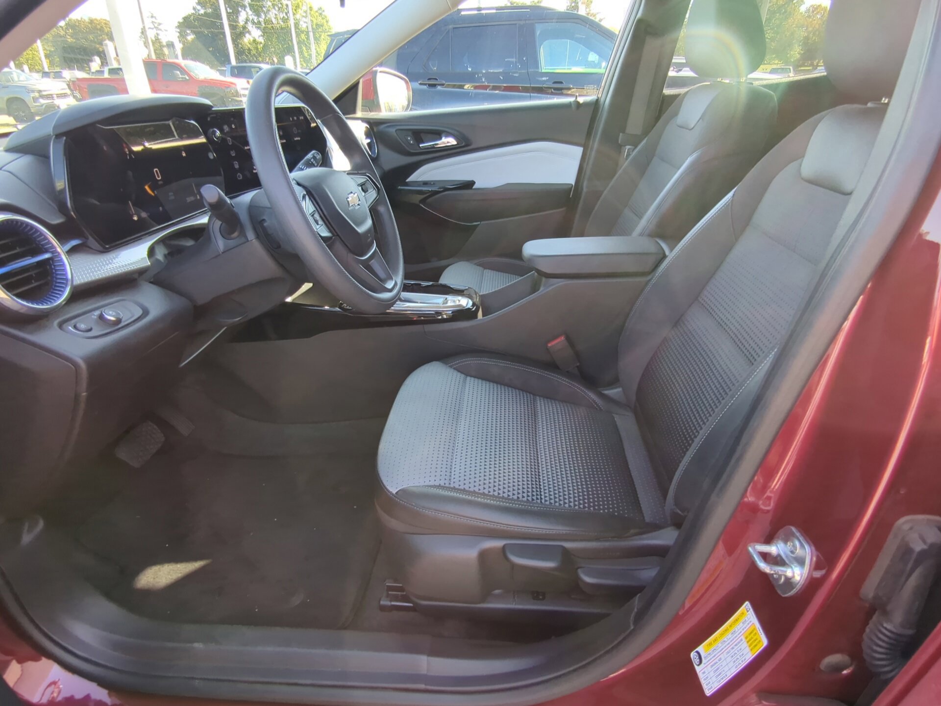 Used 2025 Chevrolet Trax LT FWD image 28