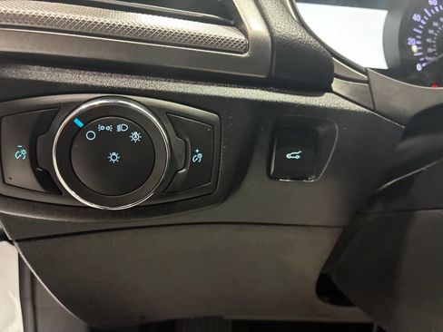 Used 2018 Ford Fusion SE w/ Fusion SE Technology Package FWD image 19