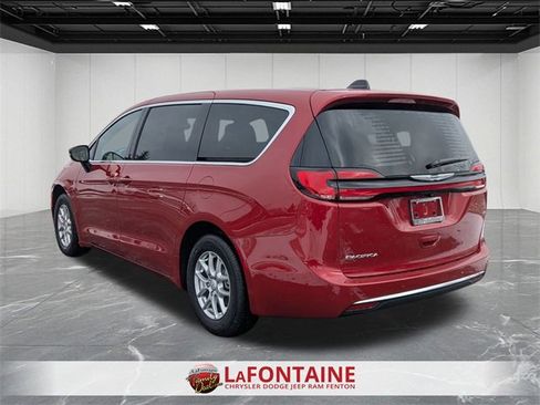 New 2026 Chrysler Pacifica Select image 3