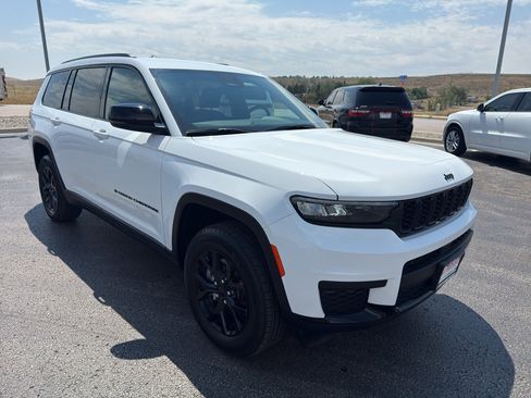 Certified 2025 Jeep Grand Cherokee L Laredo AWD/4WD image 3
