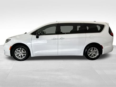 Used 2025 Chrysler Pacifica Select image 2