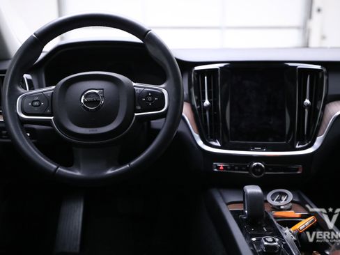 Used 2022 Volvo S60 B5 Momentum image 8