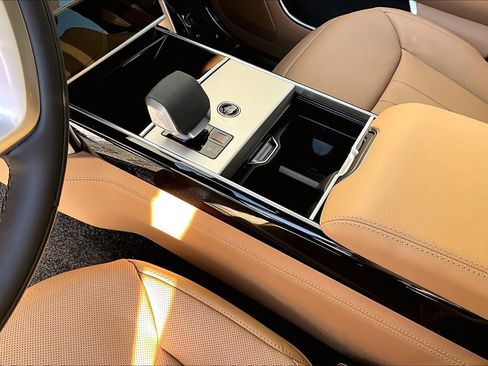 New 2026 Land Rover Range Rover Long Wheelbase SE image 8