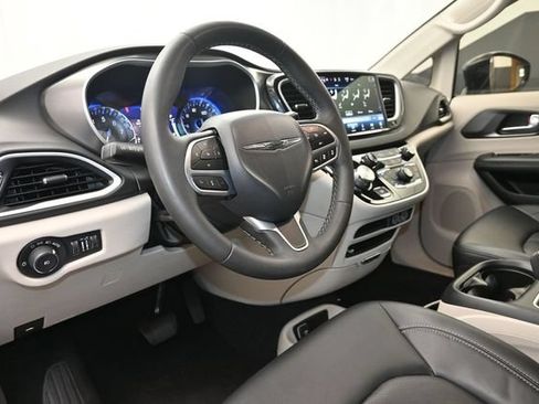 Used 2024 Chrysler Pacifica Touring-L FWD image 8