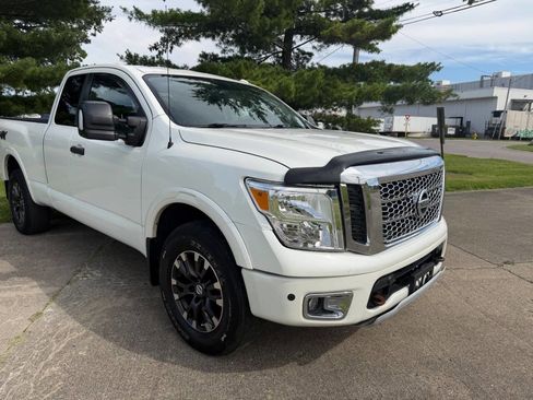 Used 2018 Nissan Titan PRO-4X AWD/4WD image 3