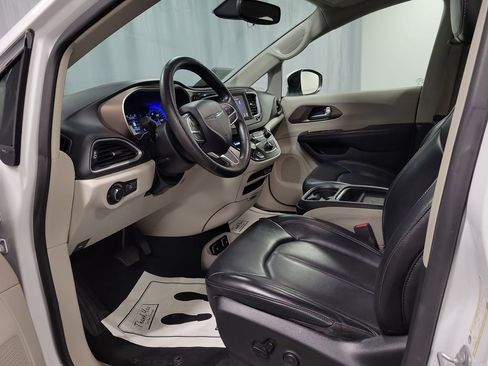 Used 2021 Chrysler Voyager Lxi image 12