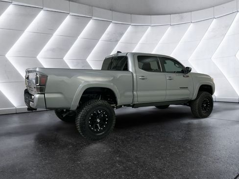 Used 2020 Toyota Tacoma TRD Sport w/ Technology Package AWD/4WD image 4