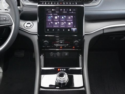 Used 2025 Jeep Grand Cherokee Laredo AWD/4WD image 18
