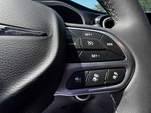 Used 2025 Chrysler Pacifica Select FWD image 3