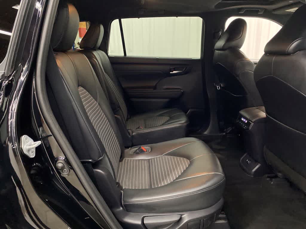 Used 2021 Toyota Highlander XSE AWD/4WD image 16