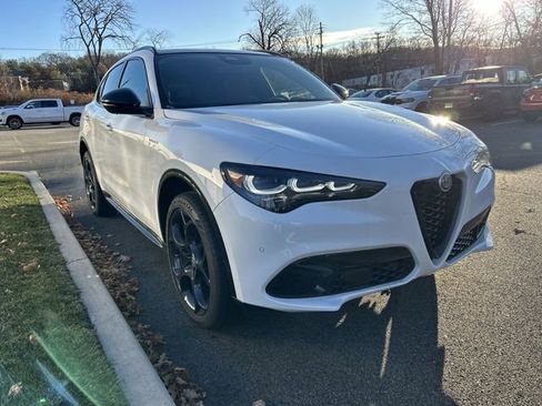 New 2025 Alfa Romeo Stelvio Sprint image 2