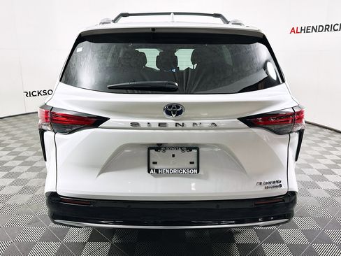 Used 2024 Toyota Sienna Platinum image 4