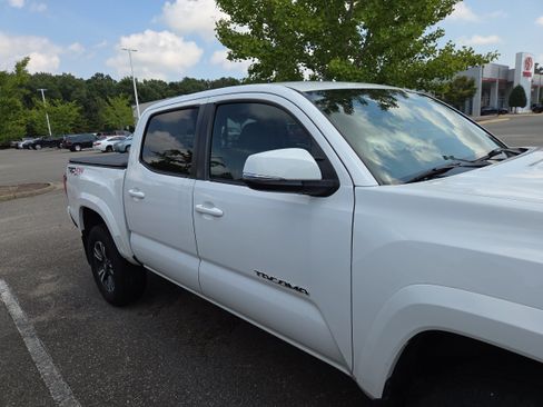 Used 2016 Toyota Tacoma TRD Sport w/ Towing Package AWD/4WD image 2
