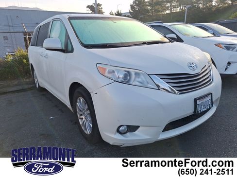 Used 2017 Toyota Sienna XLE image 1