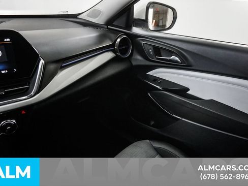 Used 2025 Chevrolet Trax LT FWD image 40