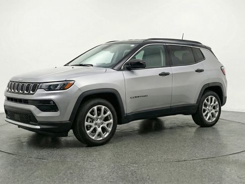 Used 2025 Jeep Compass Limited AWD/4WD image 3
