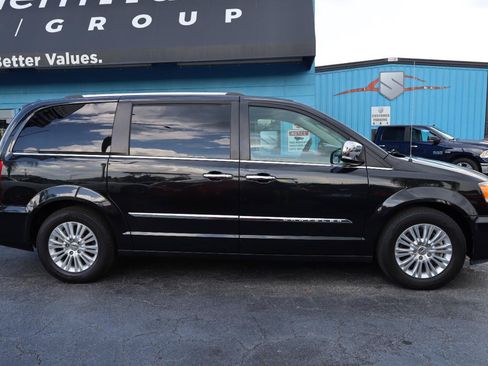 Used 2015 Chrysler Town & Country Limited Platinum FWD image 5