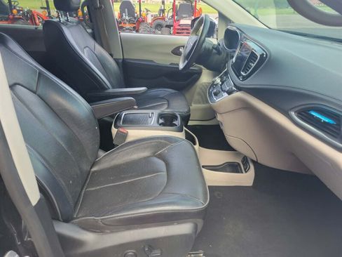 Used 2019 Chrysler Pacifica Limited FWD image 11