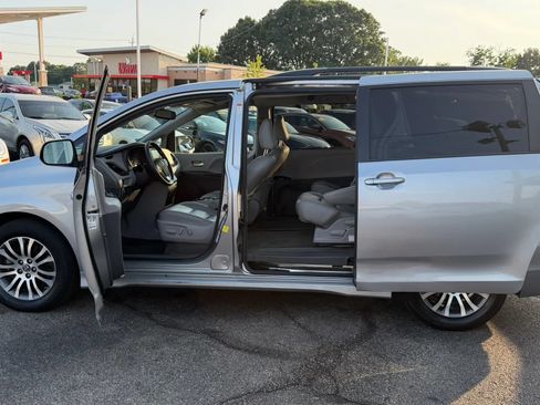 Used 2018 Toyota Sienna XLE FWD image 9