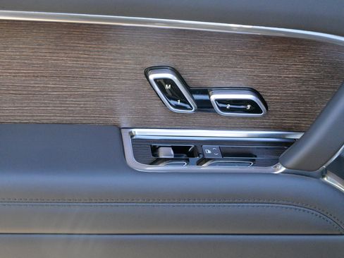 Used 2025 Land Rover Range Rover Long Wheelbase Autobiography image 39