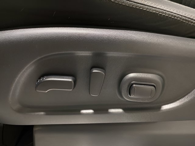 Used 2019 Nissan Titan SV w/ SV Convenience Package AWD/4WD image 12