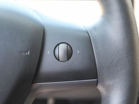Used 2024 Tesla Model Y Long Range AWD/4WD image 29