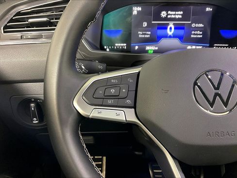 Used 2023 Volkswagen Tiguan SE image 18