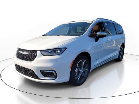 New 2026 Chrysler Pacifica Pinnacle image 4
