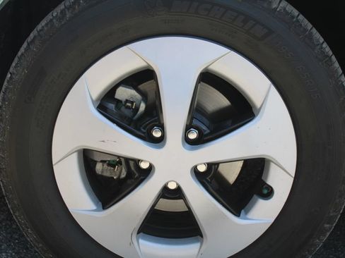Used 2015 Toyota Prius Four FWD image 17
