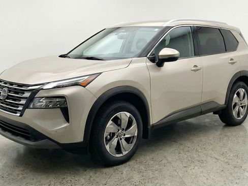 Used 2025 Nissan Rogue SV AWD/4WD image 3