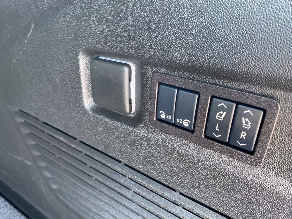Used 2026 GMC Yukon XL Denali w/ Sun & Power Step Package AWD/4WD image 30