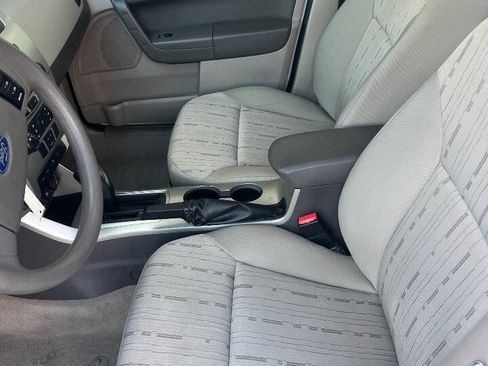 Used 2010 Ford Focus SE image 6