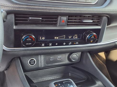 Used 2023 Nissan Rogue SV image 10