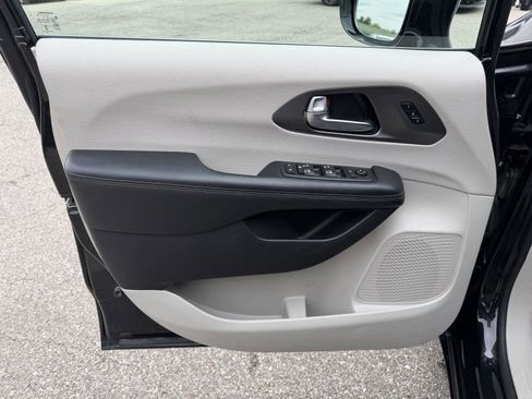 Used 2019 Chrysler Pacifica Limited FWD image 10