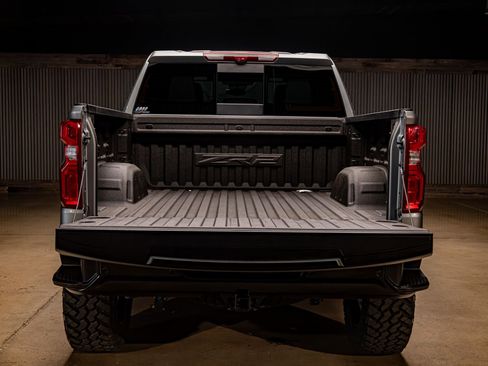 Used 2024 Chevrolet Silverado 1500 ZR2 w/ Technology Package image 9