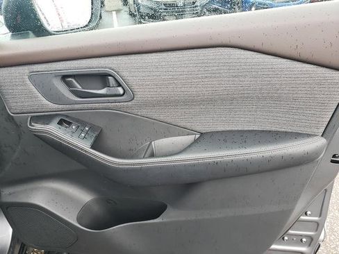 Used 2021 Nissan Rogue S image 17