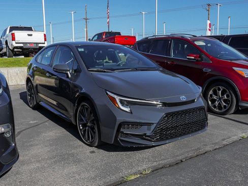 Used 2024 Toyota Corolla SE FWD image 2