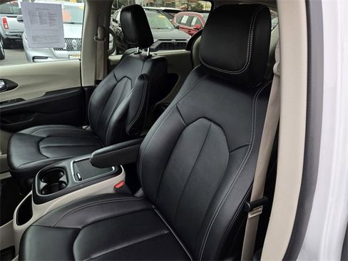 Used 2024 Chrysler Pacifica Touring-L image 12
