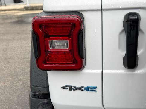 Used 2025 Jeep Wrangler Unlimited Rubicon 4xe w/ Safety Group AWD/4WD image 10