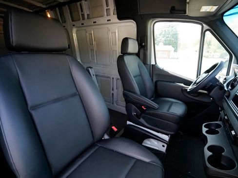 Used 2022 Mercedes-Benz Sprinter 2500 image 33