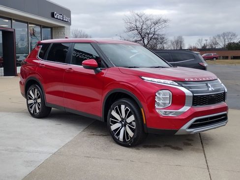 New 2025 Mitsubishi Outlander SE image 13