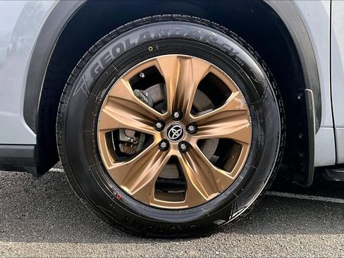 Used 2022 Toyota Highlander Bronze Edition image 9