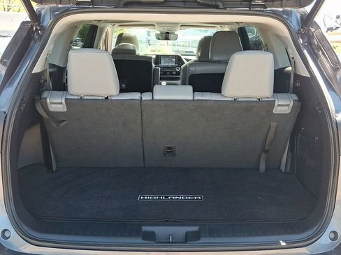 Used 2021 Toyota Highlander XLE AWD/4WD image 30