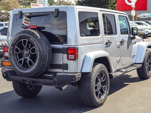 Used 2018 Jeep Wrangler Unlimited Sahara AWD/4WD image 18